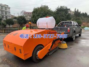 湖南省婁底市雙峰縣公路局養(yǎng)護中心彭站長與河南都市機械設(shè)備有限公司工程師喬主任,實地研究，精心設(shè)計制作了一款新型的皮卡車式道路清掃車