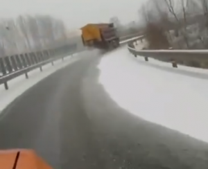 黑龍江省公路局與河南都市機(jī)械共同研制的超大容量融雪劑撒布機(jī)深受公路養(yǎng)護(hù)工程人員的點(diǎn)贊